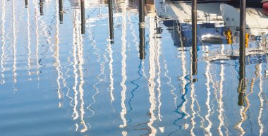 reflets dans un port de plaisance