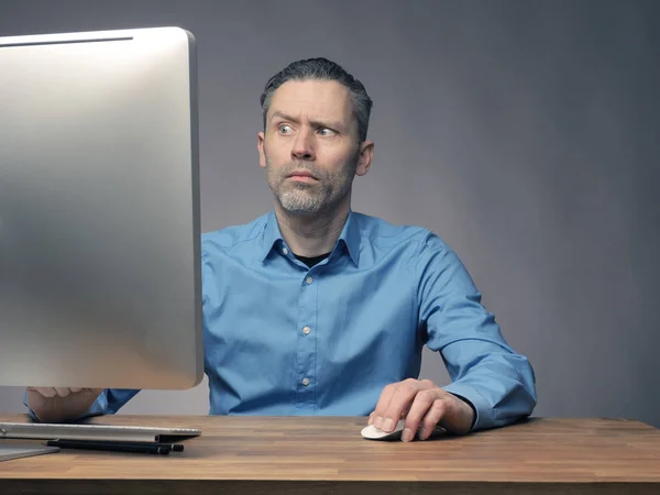 Zakenman die werken met een computer — Stockfoto