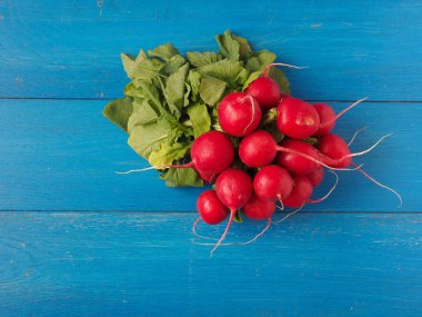 Mavi ahşap üzerine taze organik turp