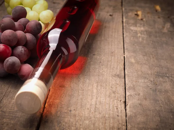 木製のテーブルの上のワインのボトル — ストック写真