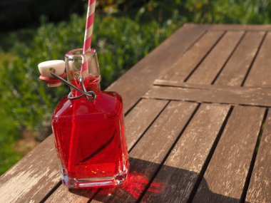 Bir bahçe masada kırmızı suyu