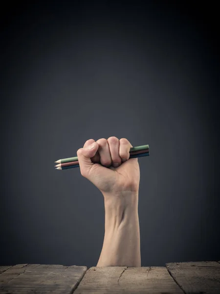 Hand met potloden — Stockfoto