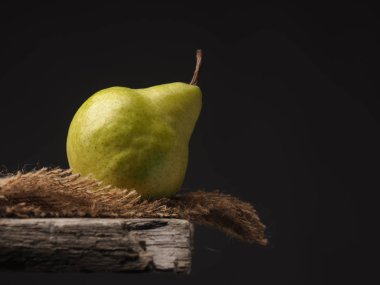 Ahşap bir masa üzerinde organik armut