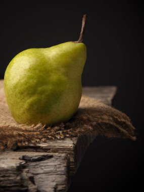Ahşap bir masa üzerinde organik armut