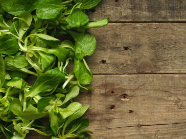 Mache ahşap bir masa üzerinde