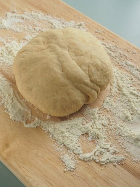 Pizza hamur topu un ile