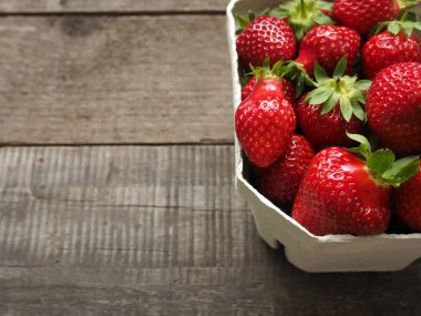 Rustik ahşap üzerine taze çilek