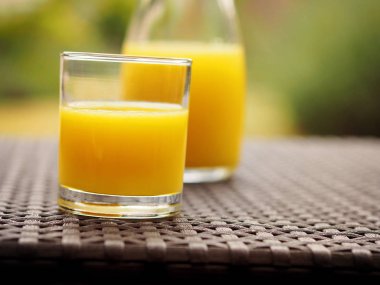 Taze organik portakal suyu