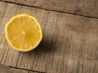 Ahşap üzerine organik narenciye meyve