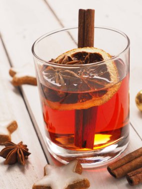 ahşap bir masa üzerinde mulled şarap