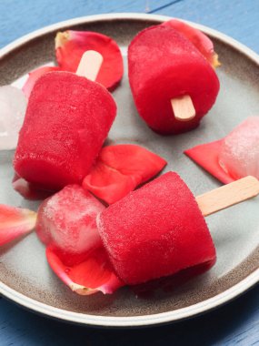 Meyveli kırmızı su buz