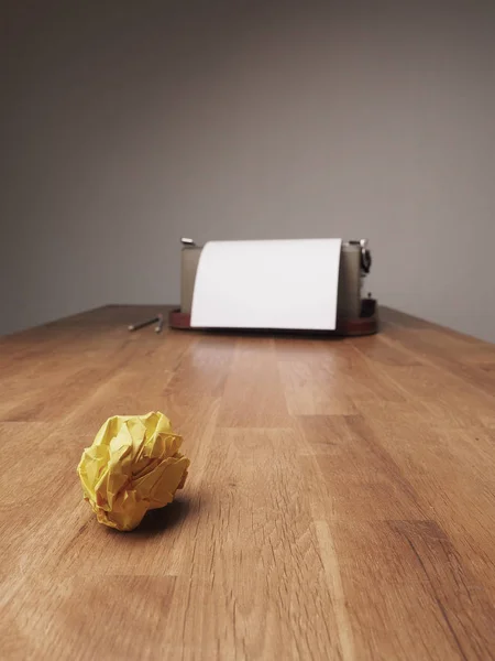 Buďte kreativní, zmačkaný žlutý papír — Stock fotografie