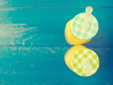 Ahşap üzerine organik portakal suyu