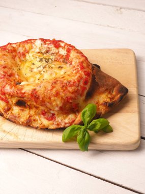 ahşap tahta üzerinde lezzetli pizza