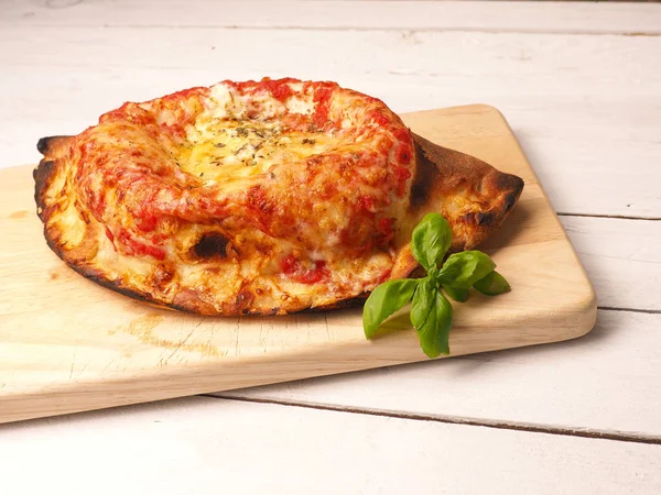 Pizza saborosa em tábua de madeira — Fotografia de Stock