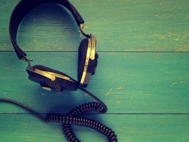 Ahşap üzerine eski vintage kulaklık