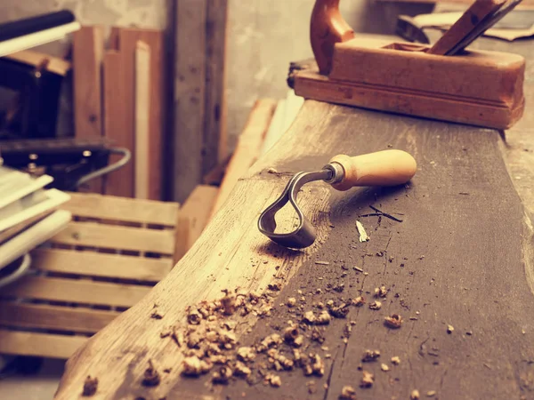 Herramientas de carpintería en un banco de trabajo de madera —  Fotos de Stock