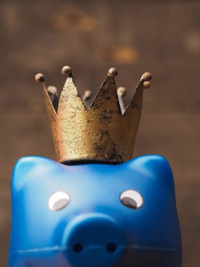 Bir taç ile mavi piggy banka