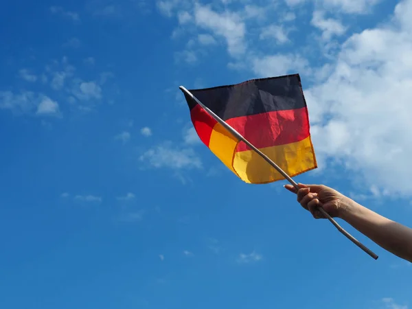 Mão feminina com a bandeira alemã — Fotografia de Stock