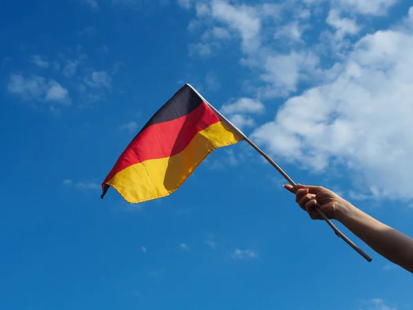 Weibliche Hand mit der deutschen Fahne — Stockfoto