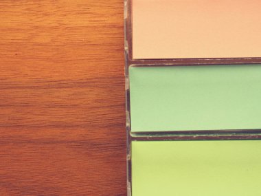 renkli yapışkan notlar