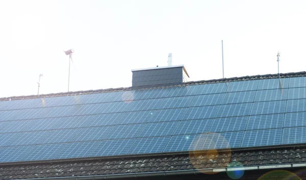 Paneles solares en un techo — Foto de Stock