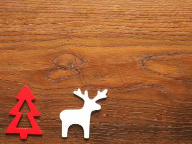 Ağaç ve Ren geyiği ile Noel kartı