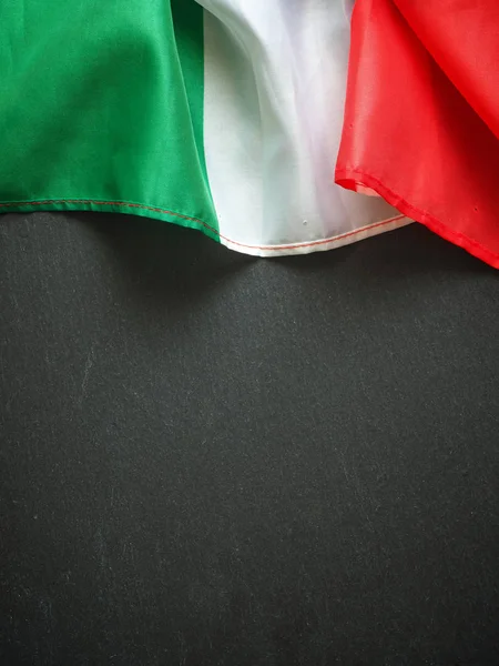 Флаг Италии на шиферной текстуре — стоковое фото
