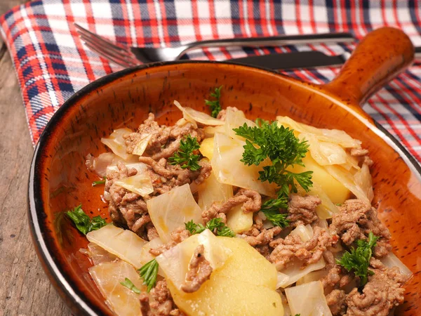 Col blanca con patatas y ternera —  Fotos de Stock