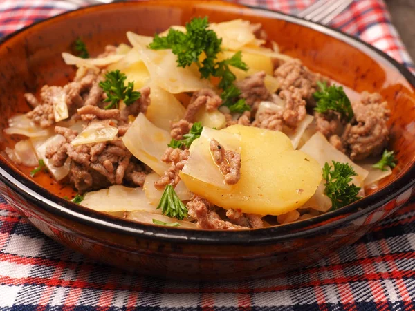 Biftek ve patates ile Beyaz lahana