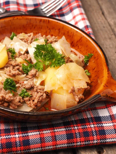 Biftek ve patates ile Beyaz lahana — Stok fotoğraf