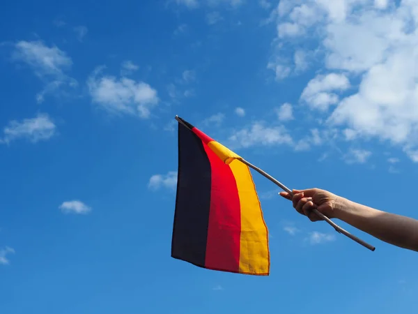 Женская рука с германским флагом — стоковое фото
