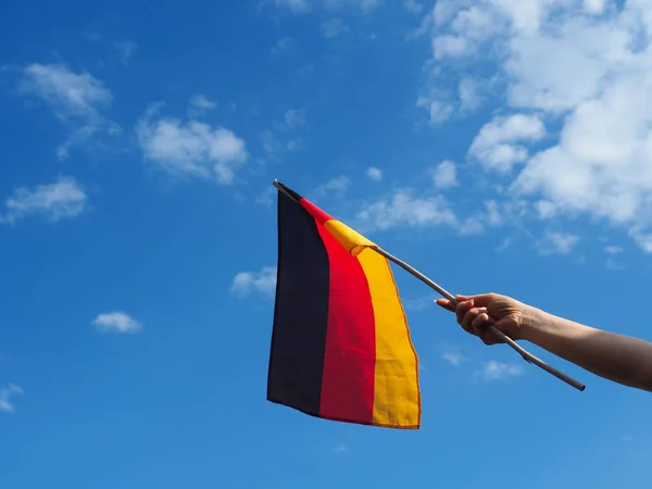 Mão feminina com a bandeira alemã — Fotografia de Stock