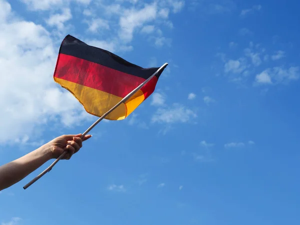 Weibliche Hand mit der deutschen Fahne — Stockfoto