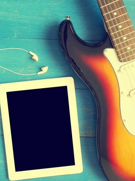 Vintage gitaar met koptelefoon op hout — Stockfoto