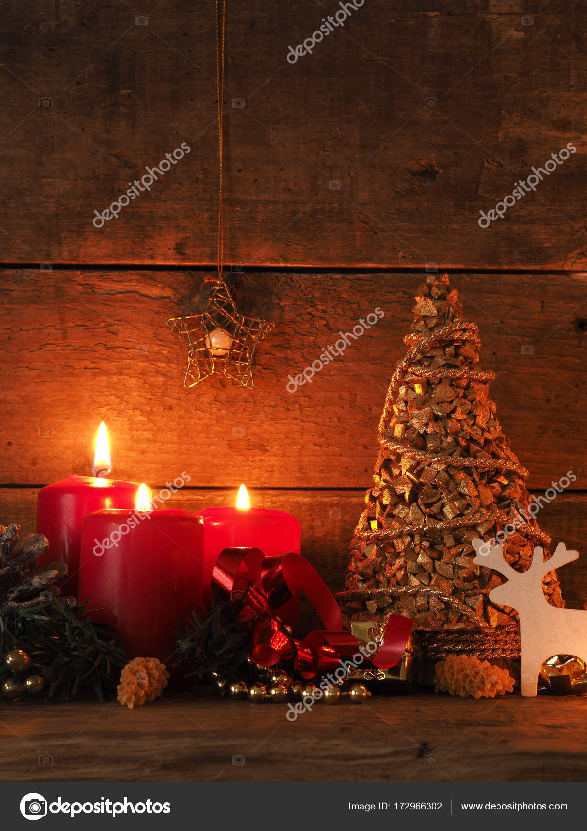 Merayakan pacar romantis handling significant Romantic Christmas background with candle light — Stock Photo © aberheide #172966302