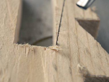 Ahşap bir kaydırma testere ile çalışma