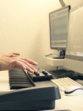 Adam bir müzik stüdyosu