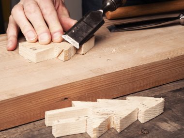 Ahşap bir keski ile çalışma