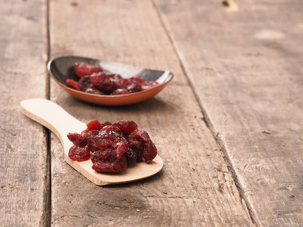 Deliciosos cranberries secos em madeira — Fotografia de Stock