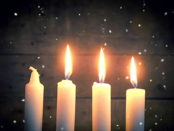 Advent-Kerzen In der Kirche - drei lila und eine rosa als katholische