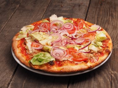 Çıtır pizza rustik ahşap bir masa üzerinde
