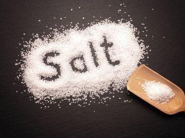 Üzerinde koyu slate tuz