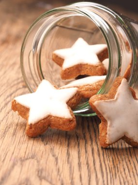 Tarçınlı yıldız kurabiye şeklinde