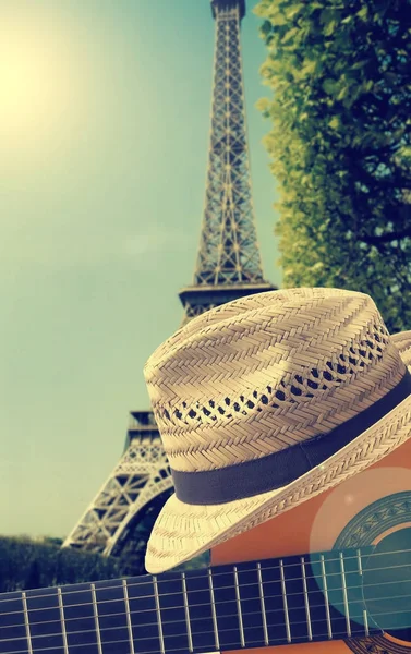 Κιθάρα και το καλοκαίρι καπέλο στη Γαλλία — Φωτογραφία Αρχείου