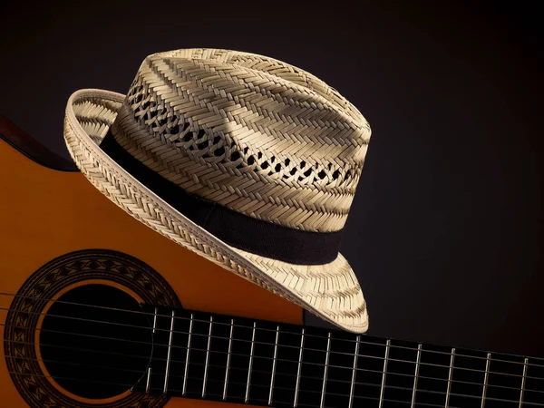 Slaměný klobouk s akustickou kytaru — Stock fotografie
