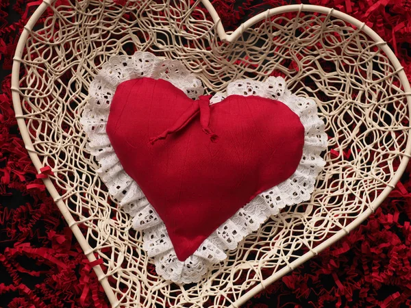 Красное сердце на измельченной бумаге — стоковое фото