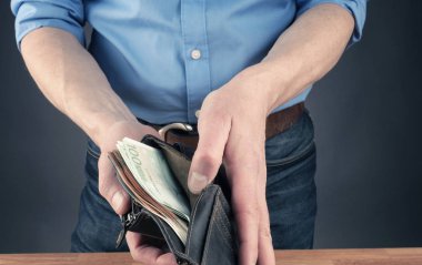 Açık bir cüzdan ile işadamı