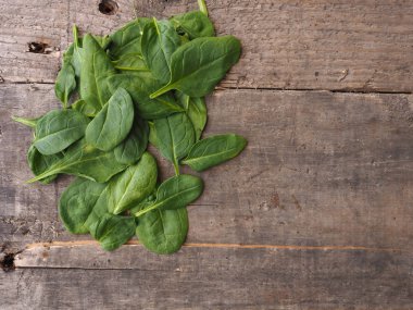 Ahşap bir masada organik ıspanak