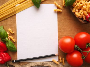 İtalyan malzemeler ahşap bir masa üzerinde